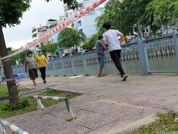 Người dân ở TP.HCM vẫn tập thể dục, câu cá ở nơi đã rào chắn