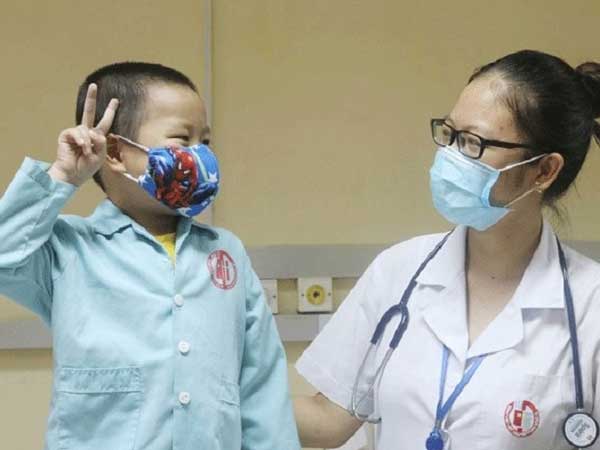 Bé 6 tuổi viêm màng não do nhiễm giun đũa từ chó mèo nuôi trong nhà