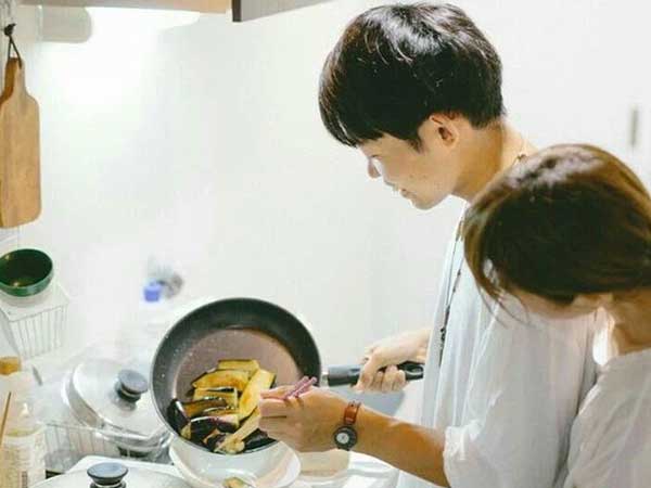 Suốt 1 tháng chồng bỗng dậy sớm nấu cơm cho vợ mang đi làm nhưng tờ đơn trên bàn ăn khiến anh rụng rời, đành nói ra sự thật