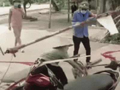 Bà cô đi xe đạp cố 'thông chốt' phong tỏa, hét lớn đòi 'liều chết' với lực lượng chức năng