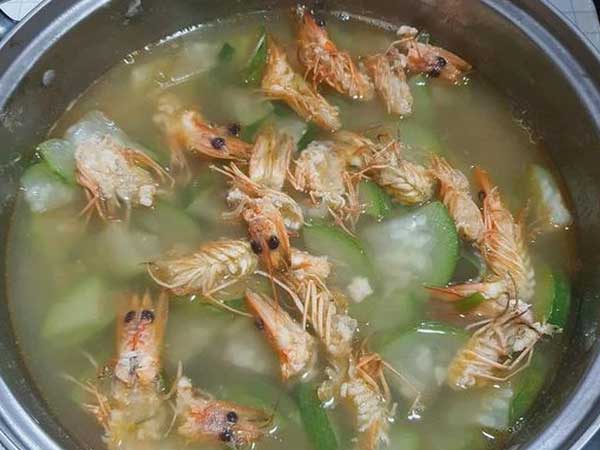 Cô vợ hồn nhiên mua 1kg tôm chỉ lấy phần đầu vì nghe các cụ dặn 'râu tôm nấu với ruột bầu': Chồng kêu trời còn dân mạng lại khen hết lời