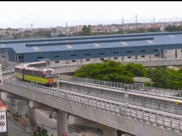Hình ảnh đoàn tàu tuyến Metro hơn tỷ USD ở Hà Nội do Pháp thiết kế chạy thử nghiệm qua các nhà ga trên cao