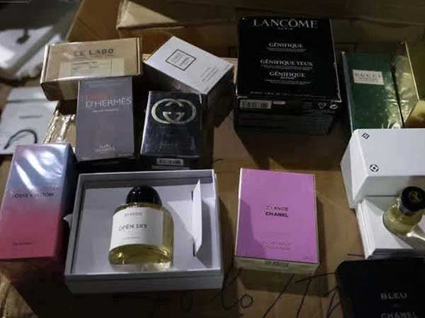 Hà Nội: Đột kích trong đêm, thu giữ hàng nghìn chai nước hoa nghi giả mạo nhãn hiệu Louis Vuitton, Gucci, Lancome