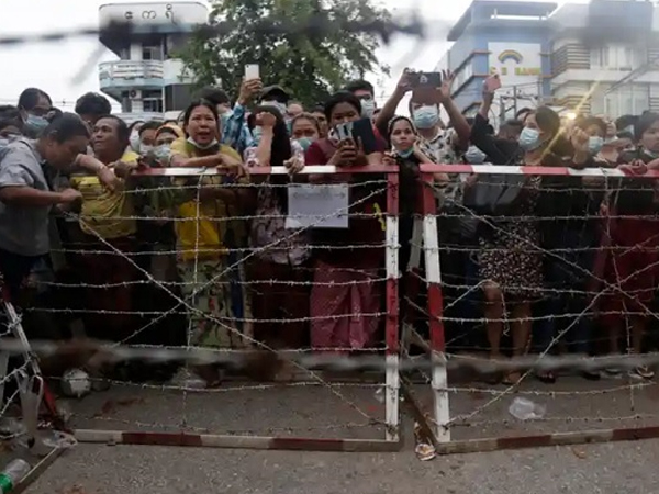 Myanmar trả tự do cho hàng nghìn người biểu tình