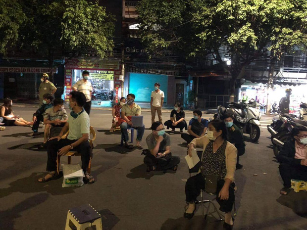 Hàng trăm phụ huynh xếp hàng, ngủ tại chỗ từ đêm đến sáng để nộp hồ sơ vào lớp 1 cho con