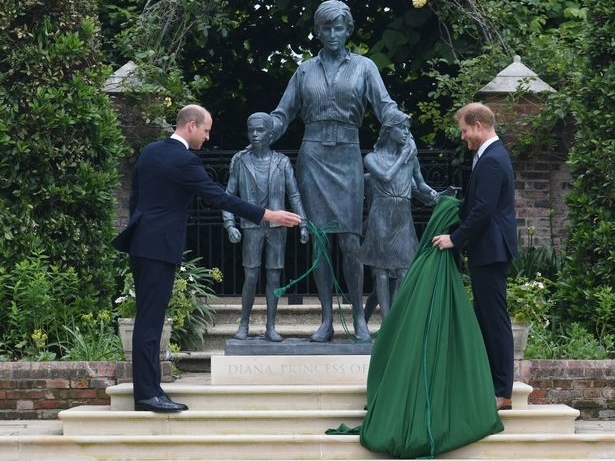 Giữa căng thẳng Hoàng gia, Harry nói gì với anh trai William trong sự kiện khánh thành tượng Công nương Diana?