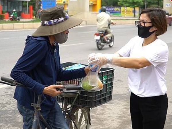 Video: Lao động nghèo Hà Nội xúc động nhận bữa sáng miễn phí mỗi ngày