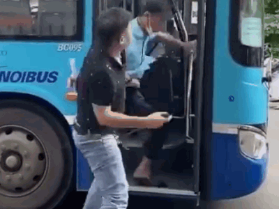Video: Người đàn ông cầm dao uy hiếp phụ xe buýt giữa phố Hà Nội