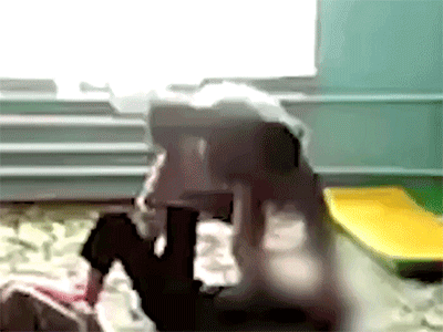 MXH Nga lan truyền video gây sốc: Cậu bé khuyết tật bị giáo viên bóp cổ tra tấn dã man trong trường nội trú, nhà trường nói gì?