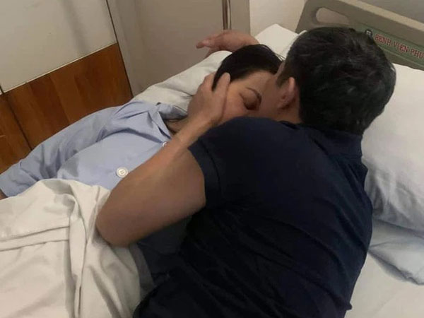 Con gái đăng ảnh 'tình cảm' của bố mẹ trên giường cùng chuyện tình gây xúc động: 'Đi làm về việc đầu tiên của bố làm là đi tìm vợ'