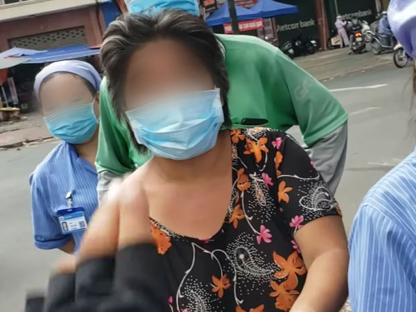 Youtuber phanh phui một nhóm chuyên xếp hàng lấy cơm từ thiện rồi mang đi bán lại, 'hành động quá tàn nhẫn khi nhiều người hiện không có cơm để mà ăn'