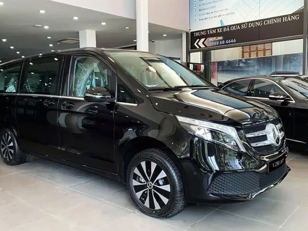 Nguyễn Quốc Cường sắm 2 chiếc Mercedes-Benz V 250 giá gần 6 tỷ cho 'anh 2 và chị 3', vừa 'bóc tem' đã chở cả nhà đi trải nghiệm