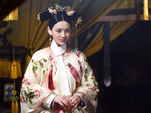 Vì sao trên cổ các phi tần nhà Thanh luôn đeo một chiếc khăn lụa trắng?