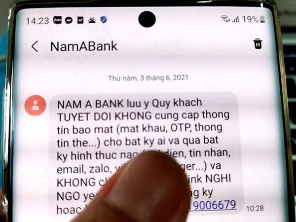 Dùng chữ ký, con dấu giả lừa tiền trong tài khoản ngân hàng