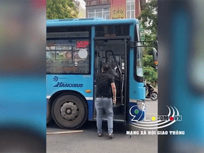Phụ xe bus và tài xế xe con nói chuyện với nhau bằng nắm đấm gây náo loạn đường phố Hà Nội