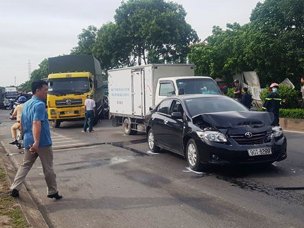 Chín ô tô đâm nhau liên hoàn trên QL1A , 1 người tử vong