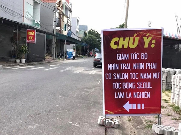 Đang đi thì bắt gặp tấm biển 'giảm tốc' khác thường, dừng lại mới phát hiện sự thật bất ngờ, dân tình khen ngợi đúng là quảng cáo 'đỉnh của chóp'