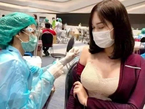 Bi hài chuyện lên đồ đi tiêm vaccine: Nữ bung khuy áo lộ thềm ngực, nam cởi áo 'khoe' body cuồn cuộn
