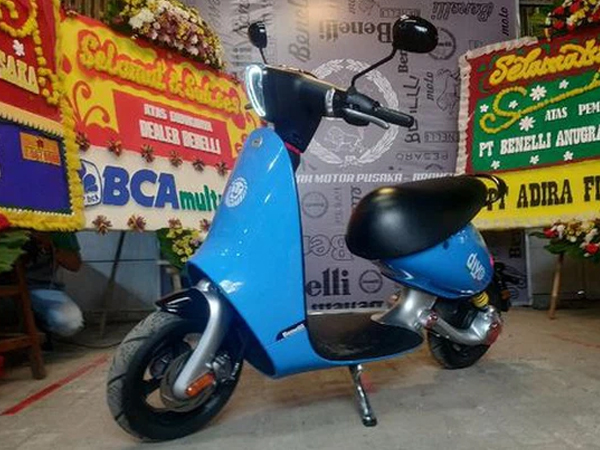 Ngỡ ngàng giá xe máy điện 2 chỗ nhỏ gọn hết mức, sạc đầy pin đi 60km