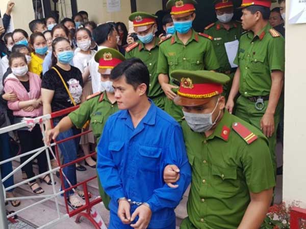 Vụ bác sĩ bị tố hiếp dâm đồng nghiệp ở Huế: Nữ y tá từng được gia đình bác sĩ cưu mang, người mẹ tiếp tục đưa bằng chứng kêu oan cho con trai