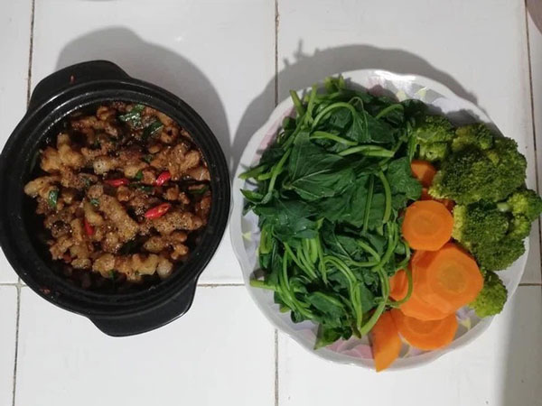 Hì hục nấu mãi mới xong mâm cơm liền bị chồng hất văng xuống đất, vợ lên mạng hỏi mình sai ở đâu và đáp án bất ngờ