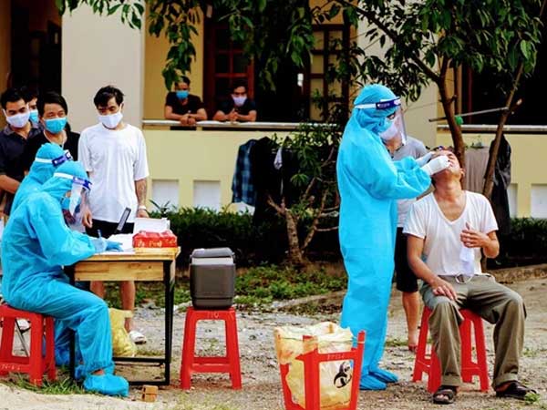 Người phụ nữ thường xuyên đi chợ bị sốt khó thở, đi khám phát hiện nhiễm SARS-CoV-2