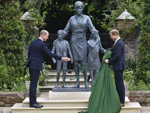 Khoảnh khắc đặc biệt giữa Hoàng tử William và Harry 'gây sốt MXH', dù thế nào họ vẫn là anh em một nhà