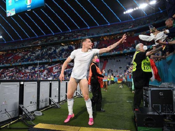 Sao tuyển Italia tụt quần làm quà tặng fan trên sóng truyền hình