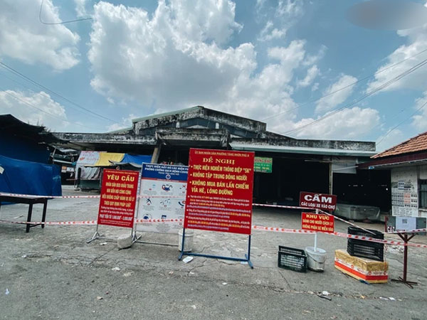 Cận cảnh phong tỏa toàn chợ Tăng Nhơn Phú ở TP. Thủ Đức do có ca F0 từng đến