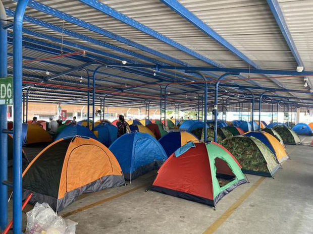 Một công ty có 91 công nhân dương tính Covid-19, đưa đi cách ly tập trung không đủ chỗ, 16 người quay về ngủ lều