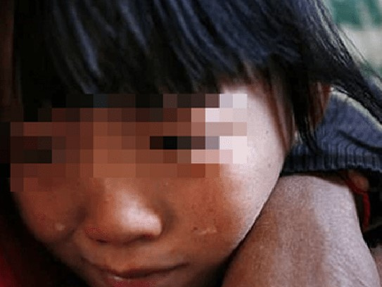 Bé gái tố cáo hành vi đồi bại của bạn trai mẹ, không ngờ chị gái cũng trải qua "địa ngục" như mình