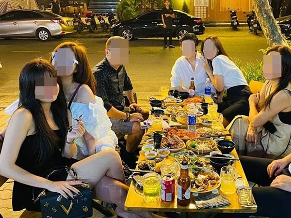 Mời đồng nghiệp đi ăn ra mắt người yêu nhưng lại bị nói xấu sau lưng, cô gái trẻ có màn 'trả miếng' khiến đối phương 'tím mặt' còn dân tình lại hả hê vô cùng