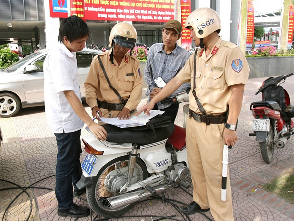 Tang vật và phương tiện vi phạm hành chính được tạm giữ như thế nào?