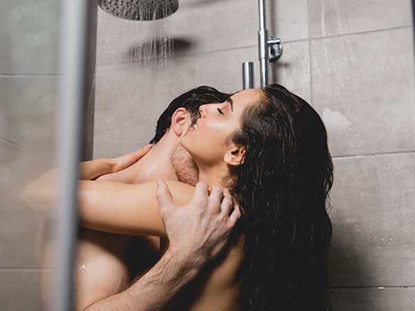 Cặp vợ chồng trẻ với ham muốn 'ướt át' chia sẻ về những lần 'ân ái' dưới vòi hoa sen cùng loạt lợi ích ít người biết