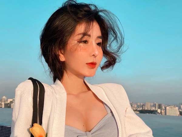 Nữ thần học đường một thời khoe body cực cháy, netizen lại 'soi' ra gương mặt hình như hơi khác?