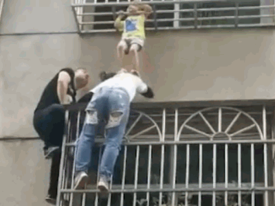 Video: Người phụ nữ dùng vai đỡ bé gái bị kẹt đầu vào song sắt suốt 20p