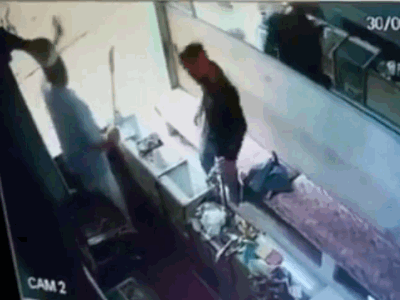 Video: Bị cướp đe dọa, chủ cửa hàng có màn phản đòn cực gắt và cái kết