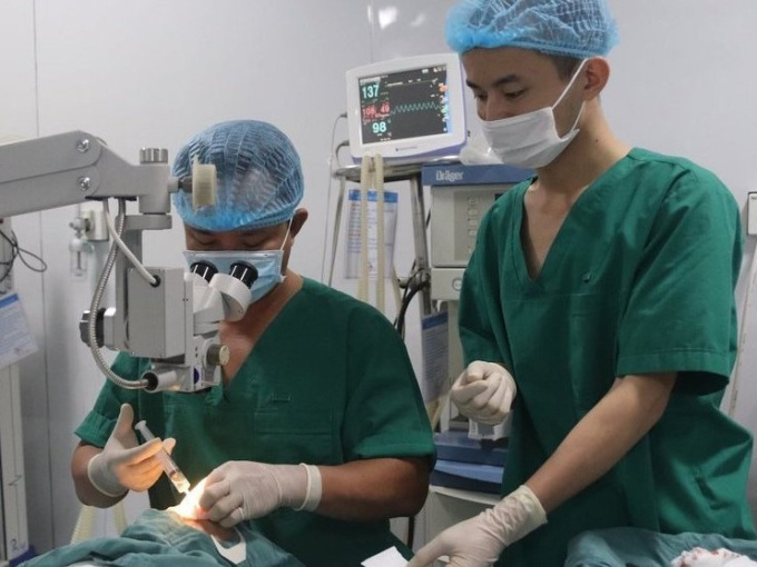 Bé gái 19 tháng tuổi bị đinh dài 3cm đâm xuyên mắt
