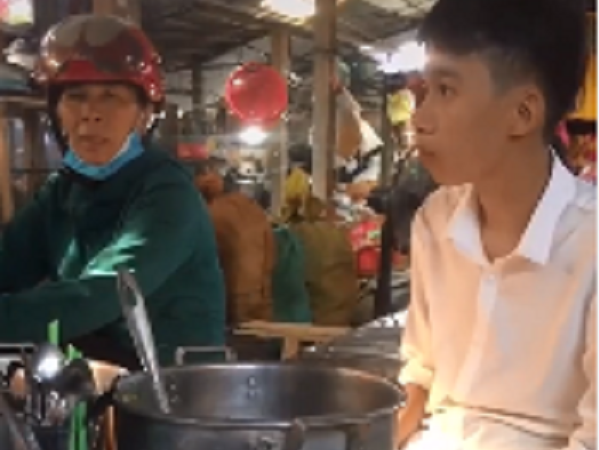Người mẹ chở con đi thi về, tấp vào hàng gọi cho con một ly chè đậu, làm hành động khiến dân tình rưng rưng
