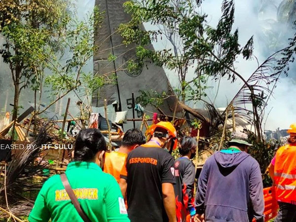 17 người thiệt mạng trong vụ máy bay C-130 rơi ở Philippines - Hiện trường kinh hoàng!