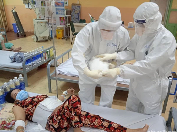 Bị bỏng nước sôi khá sâu, người phụ nữ nghèo đi cấp cứu mới biết mắc COVID-19