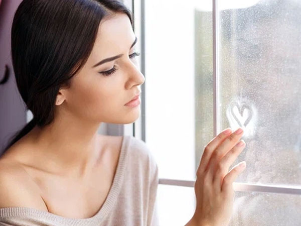 Mất cả buổi để nấu mâm cơm thịnh soạn, nào ngờ chồng liếc nhìn, vứt lại một câu rồi vội vã bỏ đi