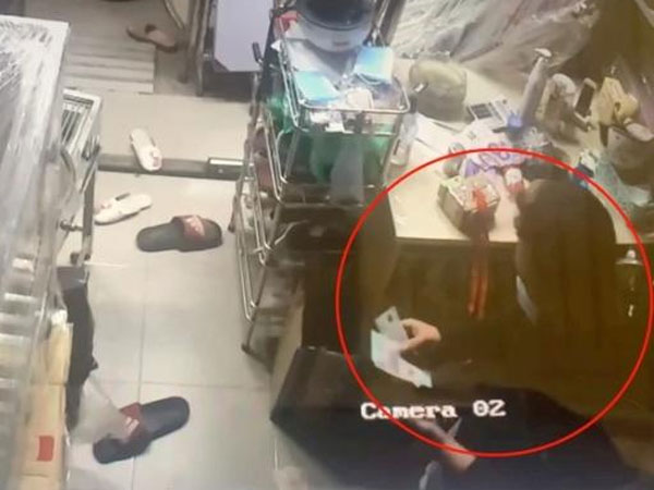 Xôn xao clip kẻ trộm đếm tiền trong nhà khổ chủ