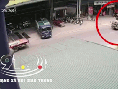 Video: Kinh hoàng cảnh xe tải tông vào ô tô đang dừng đỗ ở Phú Thọ