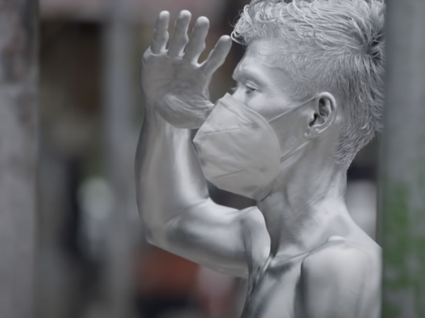 Người sơn bạc - 'Silver man' ở Indonesia vật lộn kiếm sống trong đại dịch