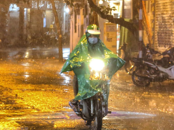 Vùng áp thấp vào biển Đông tiếp tục mạnh lên, miền Bắc đón đợt mưa dông lớn kéo dài nhiều ngày