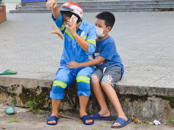 Cuộc sống của nữ cử nhân Triết học làm công nhân dọn rác nuôi con tự kỷ: Lúc mới đi làm, những đứa con hay chê 'mẹ hôi lắm'