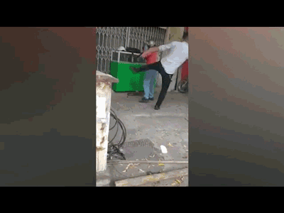 Thanh niên đi SH hành hung shipper sau va chạm giao thông, đấm đá dã man nhưng vẫn... gây cười vì tình huống này