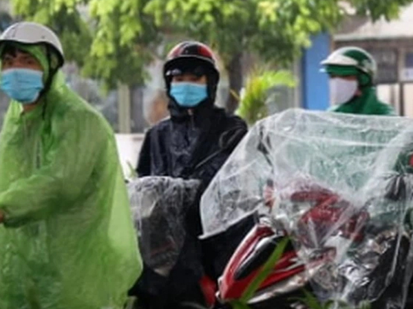Hà Nội: Mưa dông trắng trời, dân lao động lao đao tìm chỗ trú