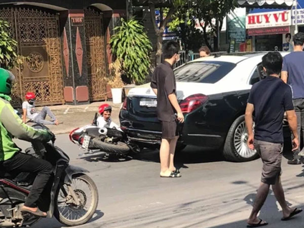 2 thanh niên 'tái mặt' vì đâm móp đuôi 'siêu xe' chục tỷ và cách hành xử của tài xế khiến tất cả phải nể phục